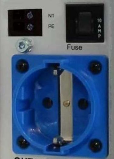 Erdung bei einen Wechselrichter der Firma Büttner. Über eine Drahtbrücke kann der Neutralleiter des Wechselrichters mit dem Schutzleiter verbunden werden, was beim Einsatz von RCDs / RCBOs notwendig ist.